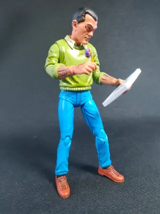 Imagen desde 3/4 de la parte frontal de la figura de Jack Kirby versión Mirage de NECA