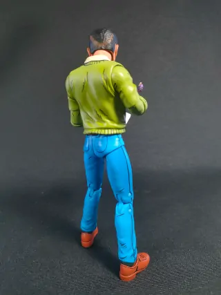 Imagen trasera de la figura de Jack Kirby versión Mirage de NECA