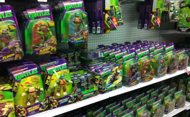 Imagen de una juguetería con figuras de Las Tortugas Ninja de Nickelodeon