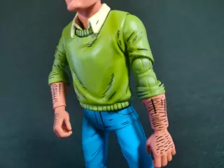 Imagen de los detalles de pintura en los brazos de la figura de Jack Kirby