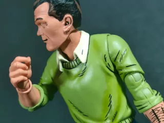 Imagen de los detalles de la camisa de la figura de Jack Kirby