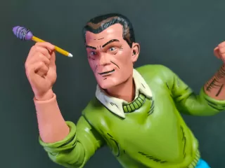 Imagen detallada de la mano que trae la figura agarrando el lápiz como accesorio