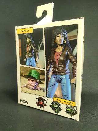 Imagen trasera del packaging de la figura de April O'Neil 2025, de la colección Mirage