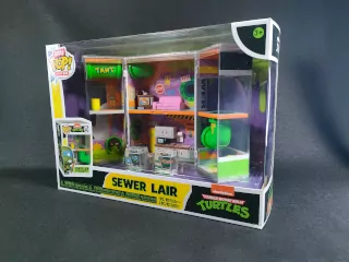 Imagen de la parte delantera de la caja en la que viene la Funko Bitty Pop Sewer Lair