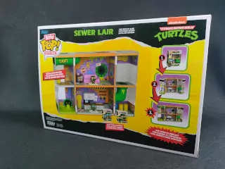 Imagen de la parte trasera de la caja en la que viene la Funko Bitty Pop Sewer Lair
