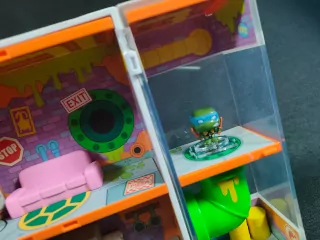 Imagen de la figura de Leonardo en un compartimento de la Sewer Lair de Funko