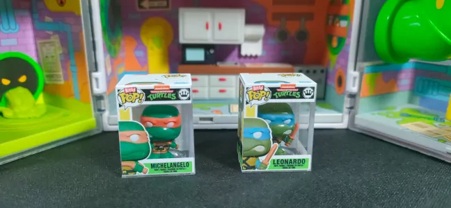 Imagen de las figuras de Leonardo y Michelangelo que vienen en la Sewer Lair