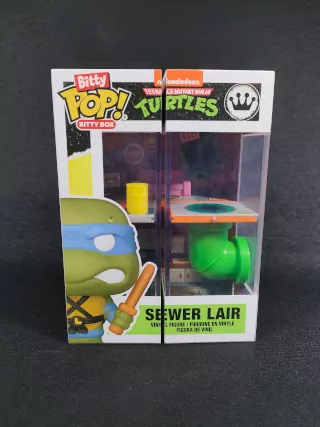Imagen frontal del playset Funko Bitty Pop! Sewer Lair en forma de caja Funko