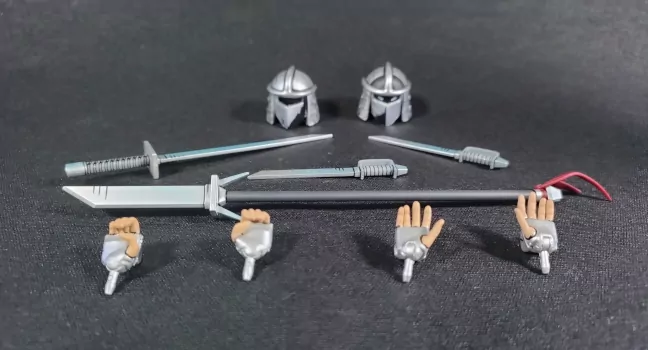 Imagen de los accesorios que acompañan la figura de Karai as The Shredder
