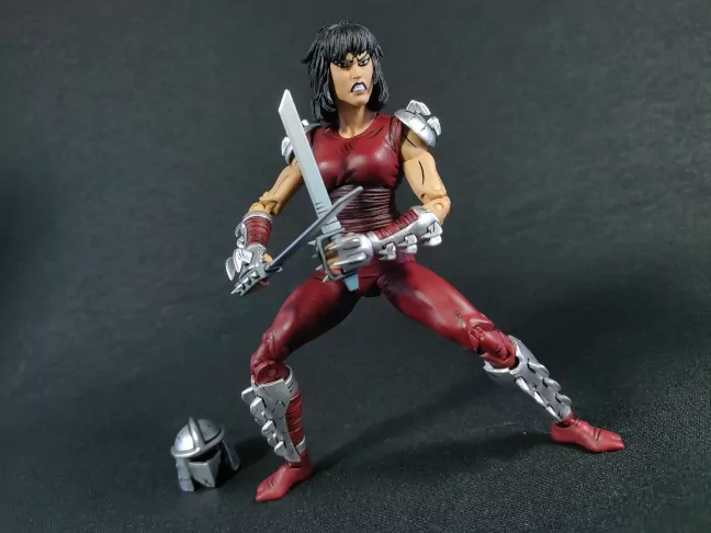 Imagen de la figura de Karai as The Shredder con sus dos katanas cortas