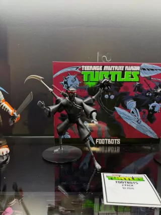Imagen de la figura de Footbot de NECA en la New York Toy Fair 2026