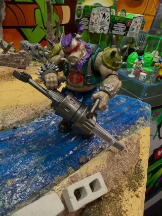Imagen de la figura de Bebop de la línea TMNT X G.I. Joe