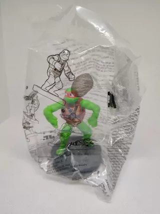 Imagen de la figura de Raphael de Burger King en su con su embalaje
