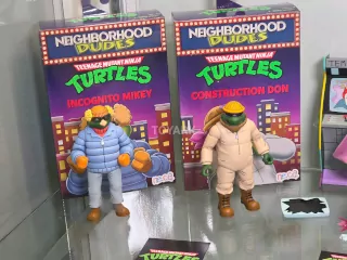 Imagen de las figuras de Incognito Mikey y Construction Don de NECA