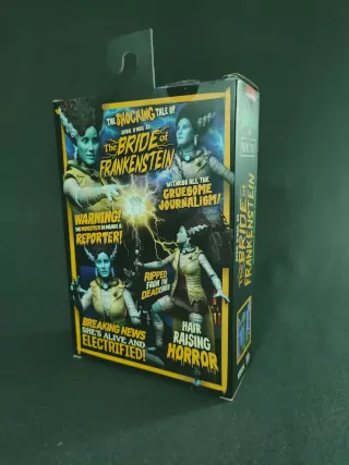 Imagen de la parte trasera del packaging de April O'Neil como la novia de Frankenstein