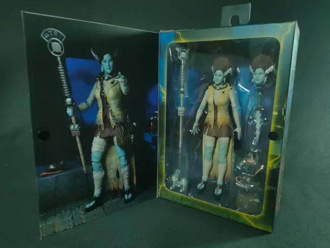 Imagen del packaging abierto de April O'Neil como la novia de Frankenstein
