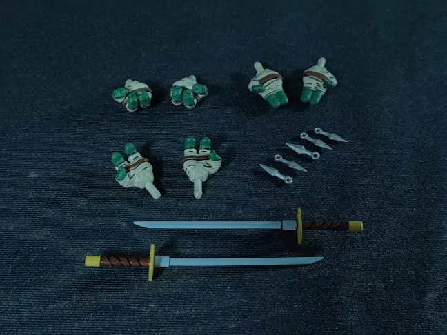 Imagen de los accesorios que acompañan la figura de Leonardo