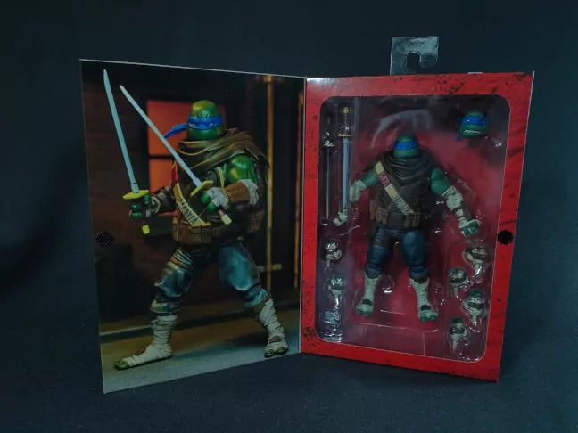 Imagen de la caja abierta en la que viene presentada la figura de Leonardo The Last Ronin
