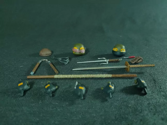 Imagen con los accesorios que acompañan a la figura de Yi de NECA