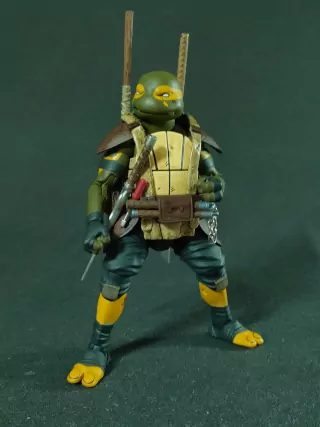 Imagen delantera de la figura de Yi de The Last Ronin con sus armas