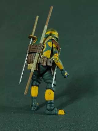 Imagen trasera de la figura de Yi de The Last Ronin con sus armas