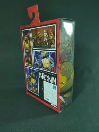 Imagen de la parte trasera del packaging de la figura de Yi de The Last Ronin de NECA