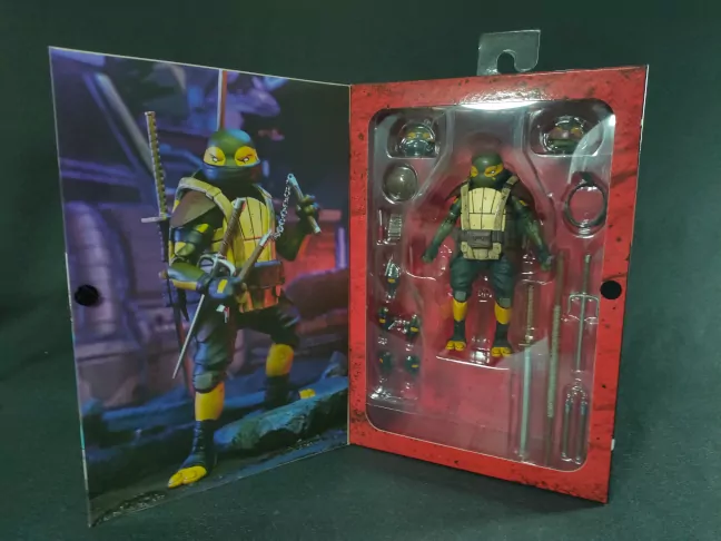 Imagen del packaging abierto de la figura de Yi de The Last Ronin de NECA