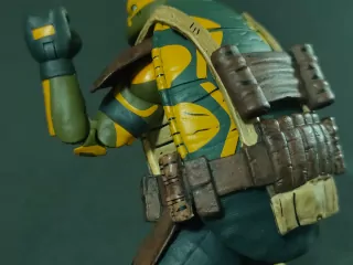 Imagen con la pintura del brazo y caparazón de Yi de NECA