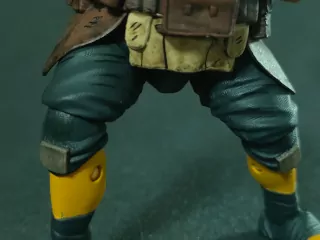 Imagen detallada con la textura del pantalón de Yi