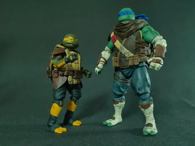 Imagen comparativa de las figuras de Yi y Leonardo de la colección The Last Ronin