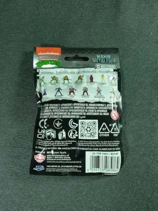 Imagen de la parte trasera de un sobre de Jada Nano Minifig de Las Tortugas Ninja