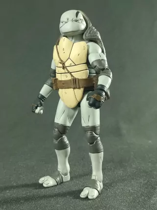 Imagen del diseño de Uno de NECA, desde 3/4 de la parte delantera
