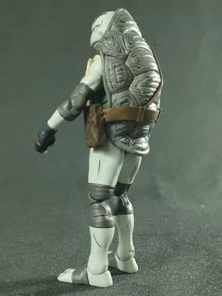 Imagen del diseño de Uno de NECA, desde 3/4 de la parte trasera