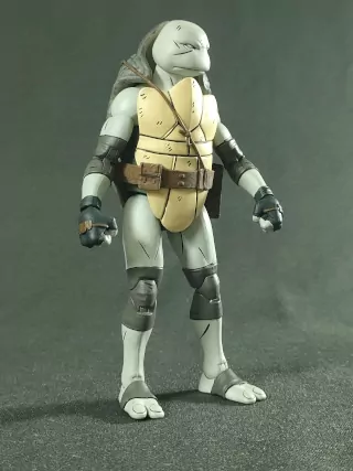 Imagen del diseño de Uno de NECA, desde 3/4 de la parte delantera