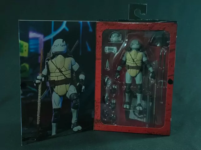 Imagen del packaging abierto de la figura de Uno