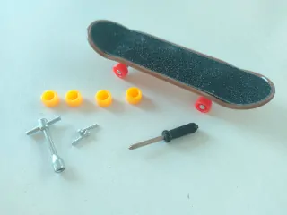 Imagen del monopatín de las tiendas Tedi con sus accesorios