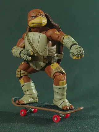 Imagen de la figura de Moja sobre el monopatín de Tedi