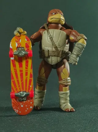 Imagen de la figura de Moja junto el monopatín de Tedi