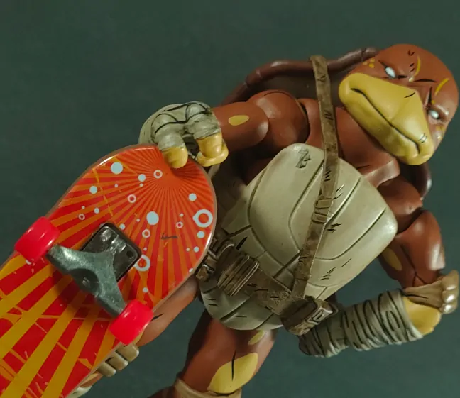Imagen de Moja sosteniendo el skateboard de las tiendas Tedi