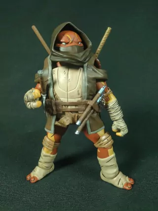 Imagen frontal de Moja con su ropa táctica y armas