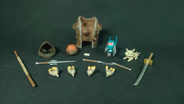 Imagen de los accesorios que vienen junto a la figura de Moja The Last Ronin