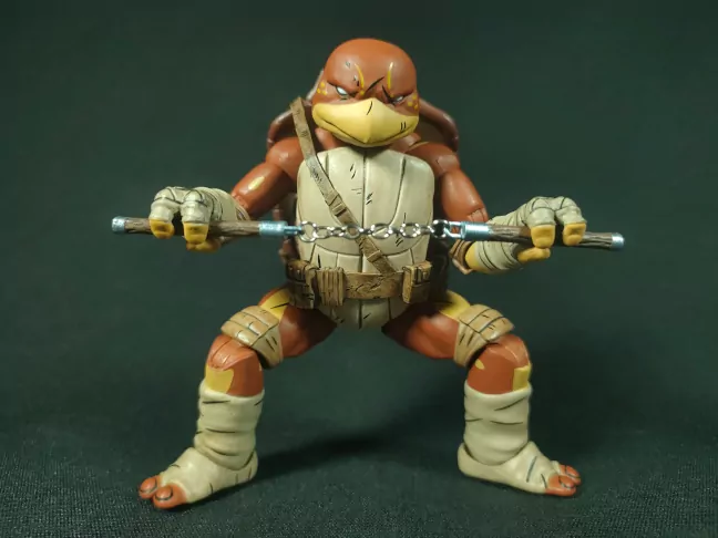 Imagen de Moja empuñando un nunchaku