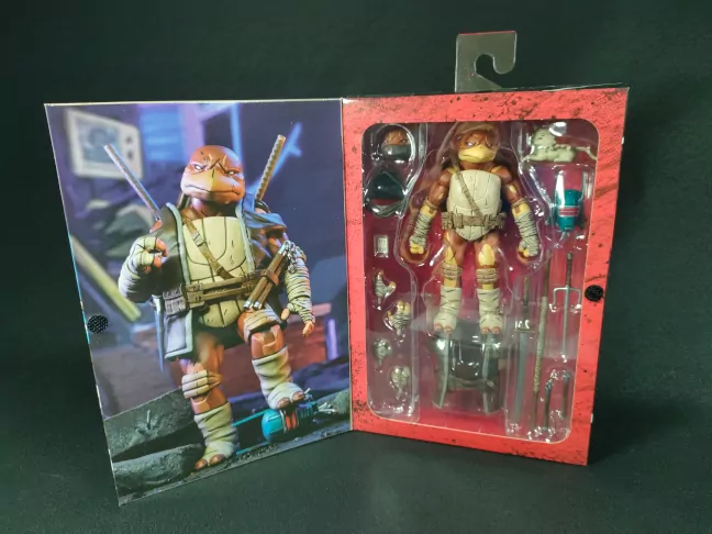 Imagen abierta del packaging de la figura de Moja de NECA