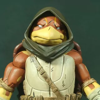 Imagen del rostro de Moja con capucha
